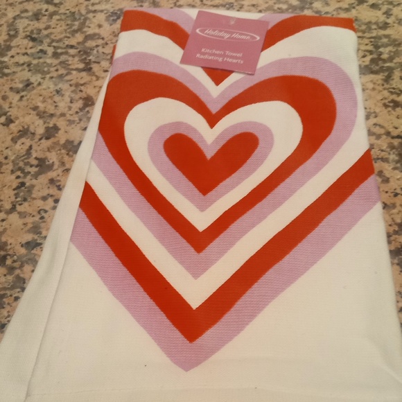 Set  of 2 Radiating Hearts Kitchen Towel  NWT  Valentine's Day - Picture 2 of 3